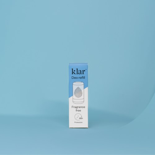 En liten blå boks med teksten 'Klar' og 'Deo refill' mot en lys blå bakgrunn.