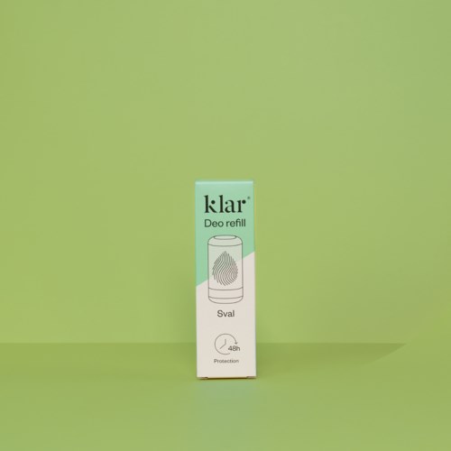En pakke med deodorantpåfylling med fingeravtrykk-ikon, merket 'Sval' og '48t beskyttelse', på en grønn bakgrunn.
