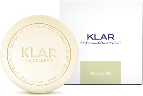 Mydło z napisem 'KLAR' obok białego pudełka oznaczonego 'KLAR Riesling'.