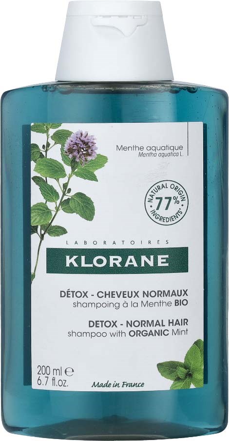 Niebieska butelka szamponu Klorane z organiczną miętą do włosów normalnych, 200 ml, wyprodukowane we Francji.