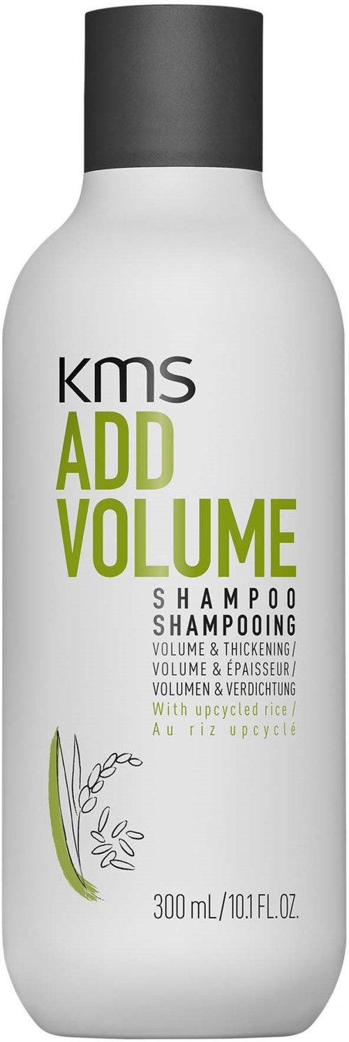 Een witte shampoo fles met zwarte dop. Het heet KMS Add Volume voor volume.