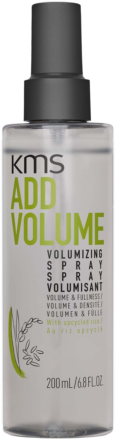 En klar sprayflaske med svart lokk merket 'KMS ADD VOLUME' for å tilføre volum til håret.