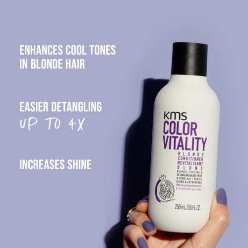 Flaska med KMS Color Vitality Blonde balsam visas med text som lyfter fram fördelar för blont hår.