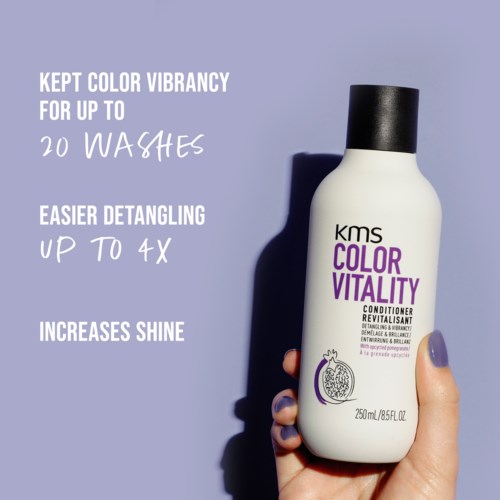 Text über Haarpflege: Lebendigkeit, Entwirrung, Glanz. Bild zeigt eine Flasche KMS Color Vitality Conditioner.
