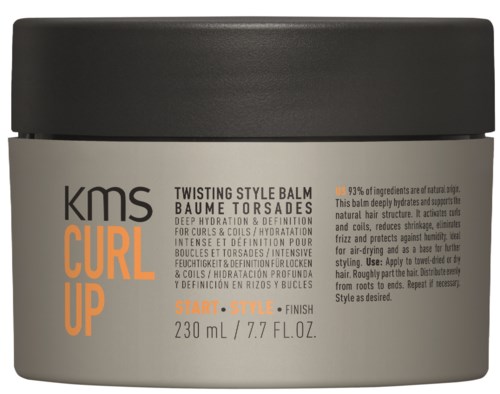 Ein Eimer mit KMS Curl Up Twisting Style Balm für lockiges Haar, mit Anweisungen und Inhaltsstoffdetails auf dem Etikett.
