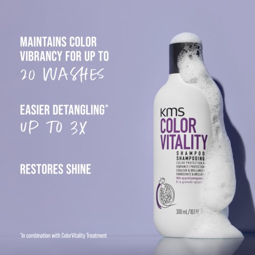 Eine weiße Shampoo-Flasche mit lila Text sagt "KMS Color Vitality." Schaum umgibt die Flasche. Text hebt Haarvorteile hervor.