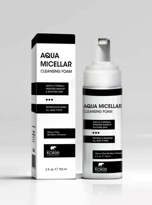 En æske og flaske med etikette for Aqua Micellar Cleansing Foam, med sort-hvid design, der beskriver mild fjernelse af makeup.