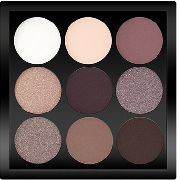 Eine schwarze Lidschattenpalette mit neun Farbtönen, darunter Weiß, Rosa, Lila und schimmerndes Taupe, in drei Reihen angeordnet.