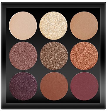 Eine Palette mit neun verschiedenen Lidschatten in neutralen und warmen Tönen, in drei Reihen angeordnet.