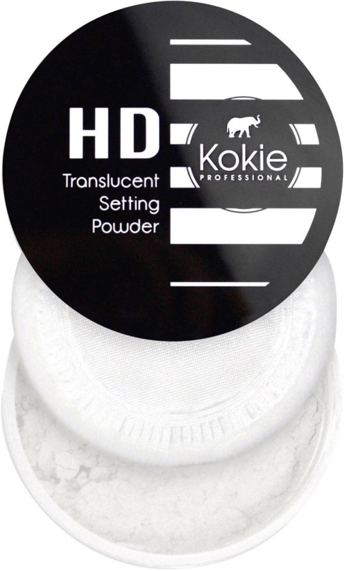 En rund svart etikett med hvit tekst og logo, plassert på en hvit beholder som viser merket 'Kokie' og pulverdetaljer.
