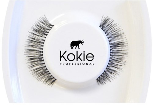 Falske vipper på en hvit tallerken med logoen 'Kokie Professional' og et elefantsymbol.