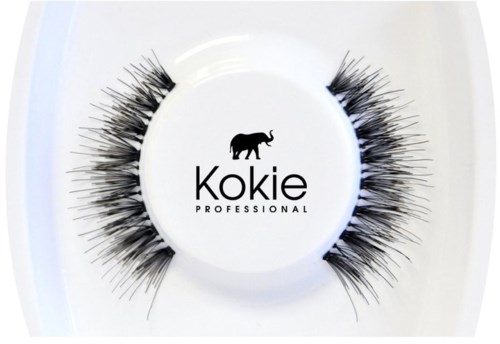 Falske vipper på en hvit tallerken med teksten 'Kokie Professional' og en elefantlogo.