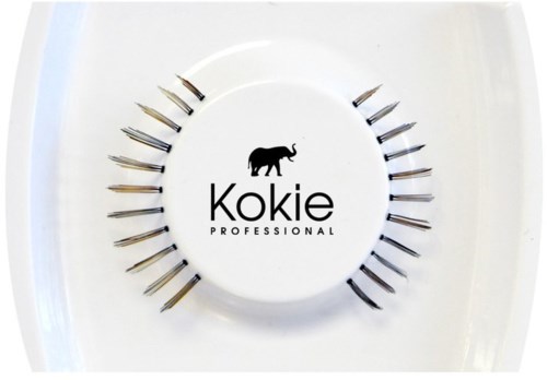 En rekke falske negler arrangert i en sirkel rundt en logo med en elefant og ordene 'Kokie Professional.'