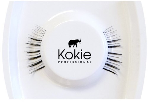 Smilede øyenvipper på et hvitt fat med en svart logo av en elefant og ordene "Kokie Professional."