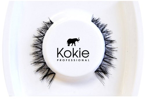 Falske øyevipper på en hvit tallerken, med Koike Professional-logoen som har en elefant i midten.