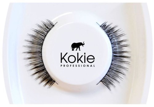 Falske øyevipper på en hvit tallerken med en svart elefantlogo og ordene "Kokie PROFESSIONAL."