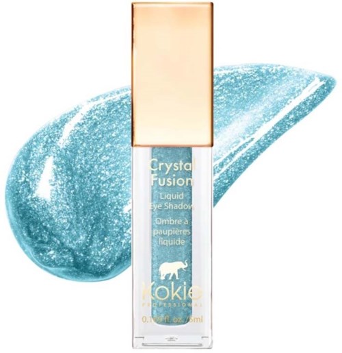 Kleine klare Flasche mit Goldkappe, beschriftet "Crystal Fusion Liquid Eye Shadow" vor einem blauen schimmernden Hintergrund.