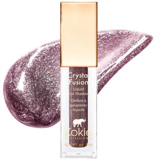 Ein Lippenstift mit Gold- und Klarsverpackung. Dahinter ein Tupfer glitzerndes lila Lipgloss.