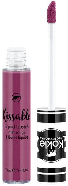 Ein rosa flüssiger Lippenstift in einem transparenten Röhrchen mit schwarzem Logo, mit einem Applikator mit violetter Farbe.