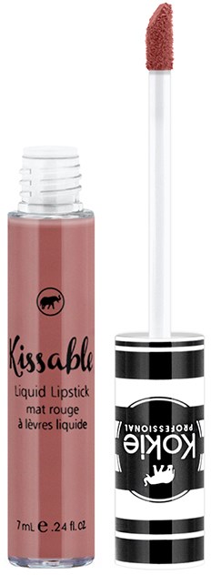 Ein nude flüssiger Lippenstift in kleiner Tube mit langem Applikator. Die Tube hat ein schwarz-weißes Etikett mit 'Kokie'.