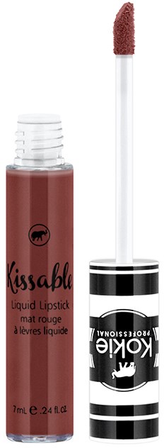 Ein braunes flüssiges Lippenstift-Röhrchen mit schwarzem Logo, offener Kappe und Applikator.
