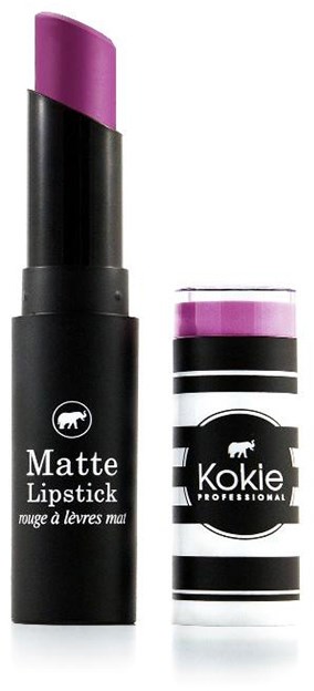 En svart tube med matt leppestift i lilla fargen, og et tilsvarende lilla lokk. Leppestiftet er litt trukket opp.
