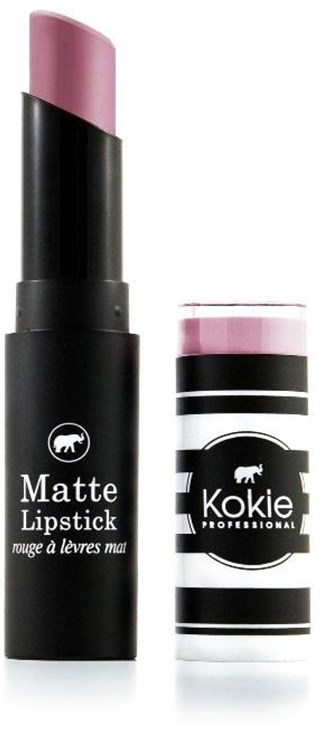 En leppestift med lys rosa farge synlig, merket Matte Lipstick, og en leppepomade merket Kokie. Svart og hvitt emballasje.