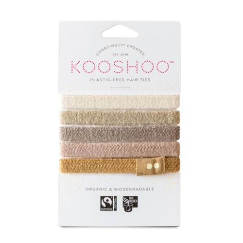 Et sæt med fem beige til guld hårbånd på et hvidt kort, med mærket Kooshoo og miljøvenlige symboler.
