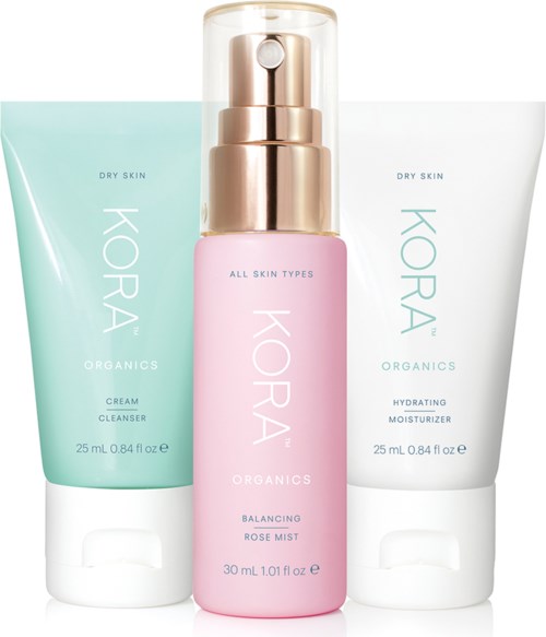 Tre KORA Organics hudvårdsprodukter: rengöringskräm, balanserande rosmist och återfuktande kräm i pastellrör.