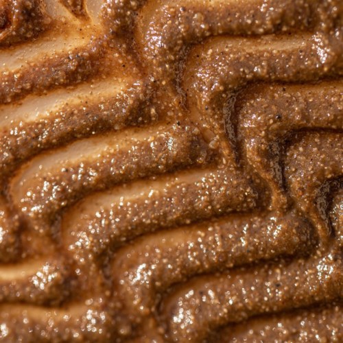 Närbild av churros med choklad eller kanel, ser knapriga ut och är täckta av socker.
