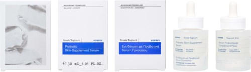 De afbeelding toont huidverzorgingsproducten, inclusief flessen met druppelaars en verpakking, allemaal met labels in het Engels en Grieks.
