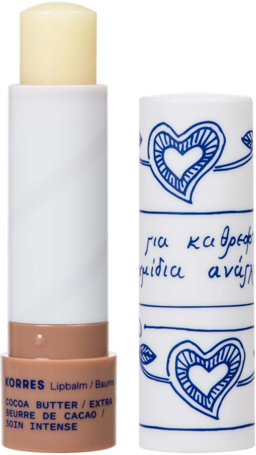 Läppbalsamtube med vit och beige färg, några blå handskrivna texter och hjärtdesigner på korken.