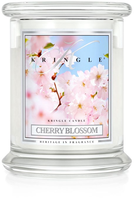 Et glasslys med kirsebærblomst-design og etikett som sier "Cherry Blossom" og "Kringle Candle."