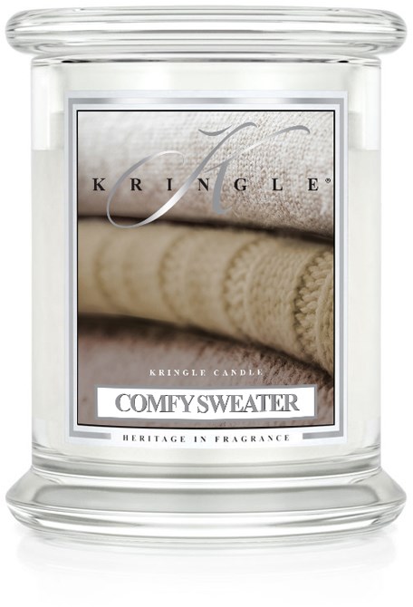 Et glasslys med etikett som viser en koselig genser, kalt Comfy Sweater, fra Kringle. Den har en arvende duft.