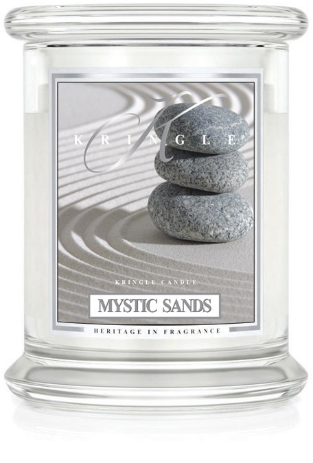 En ljus med etiketten 'Mystic Sands' visar tre grå stenar staplade med en lugnande bakgrund, som betonar doft och lugn.