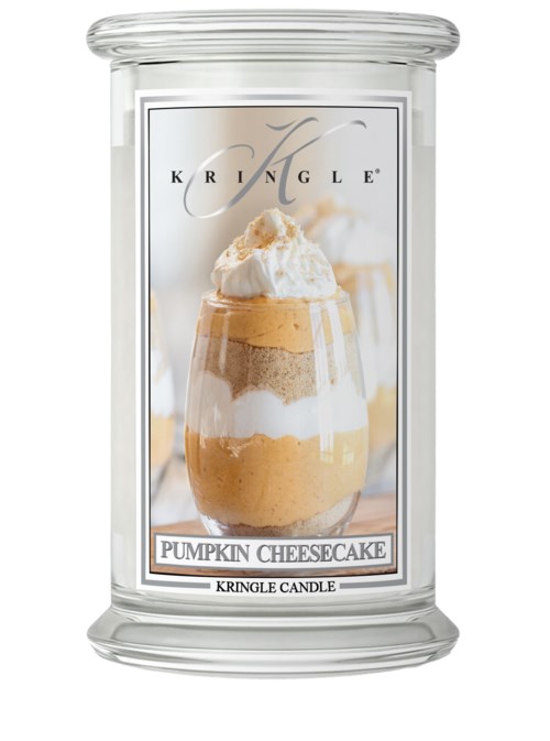 En ljus med en etikett som visar en pumpkin cheesecake-dessert och orden 'Pumpkin Cheesecake' och 'Kringle Candle.'