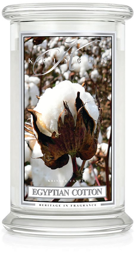 Een kaars met een label die een katoenplant toont en de tekst 'Egyptian Cotton'. Het is in een doorzichtige glazen houder.