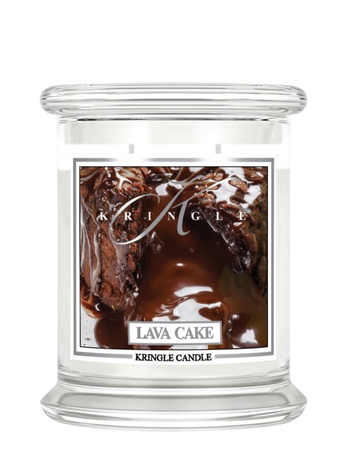 Ljuset har en klar glasburk med en bild av chokladlava och texten "Lava Cake" och "Kringle Candle."