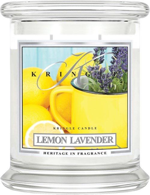 Gula citroner och lavendelblommor i en gul mugg, med en etikett som säger 'Lemon Lavender' på ett doftljus.