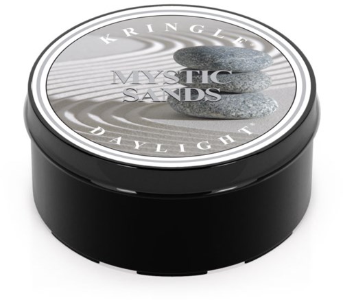 Ronde container met een afbeelding van gestapelde stenen en de woorden "Mystic Sands" eromheen, inclusief "Kringles" en "Daylight."