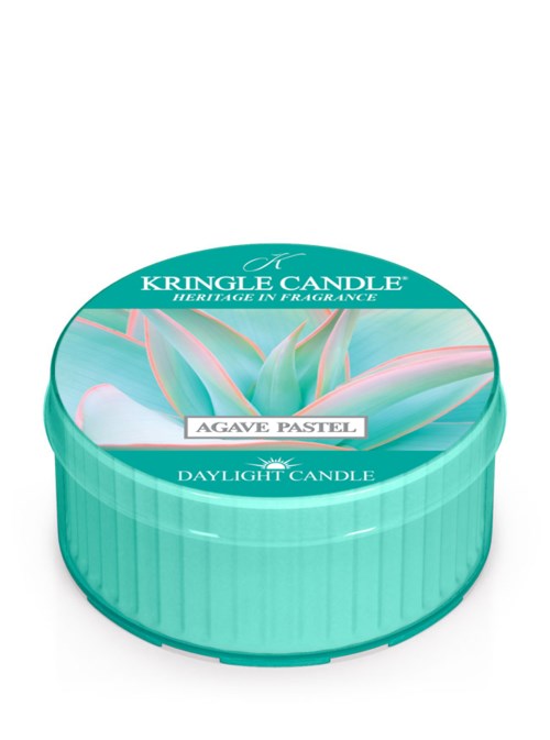 En liten, rund tändsticksburk med pastellfärgad bladdesign, märkt som Agave Pastel Daylight Candle, av Kringle Candle.