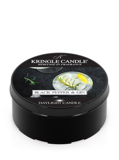 En svart ljusbehållare med etikett för Kringle Candle, svartpeppar och gin doft, och en citron och rosmarin design.