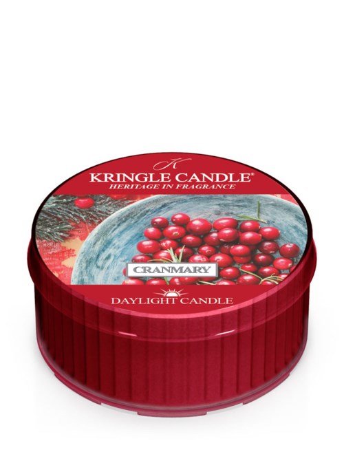En rund rödfärgad ljuskopp med lingon och en tallkvist på, märkt Kringle Candle Daylight Candle.
