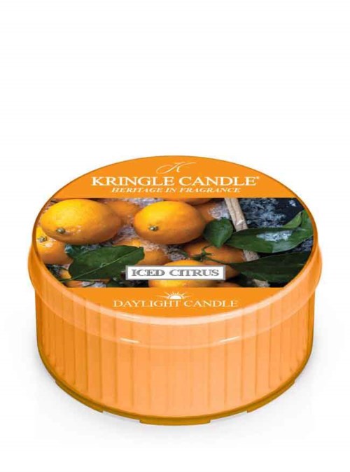 Rund orange ljusbehållare med citroner och gröna blad, märkt 'Iced Citrus' och 'Daylight Candle.'