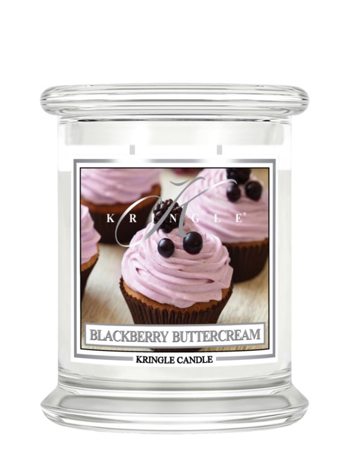 Ett ljus i en klar glasburk med bild av rosa muffins med svarta bär på toppen.