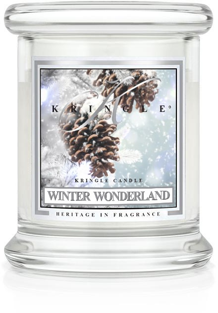 Ett tydligt glasljuslyktan med en etikett som visar kottar och snö, med titeln 'Winter Wonderland.'