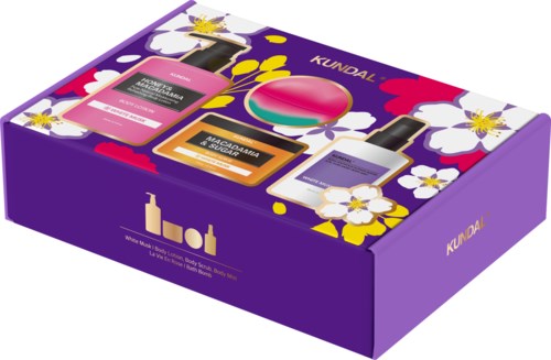 Eine lila Verpackung mit drei Flaschen, einem pinken runden Gegenstand und Blumen, alle mit KUNDAL beschriftet.