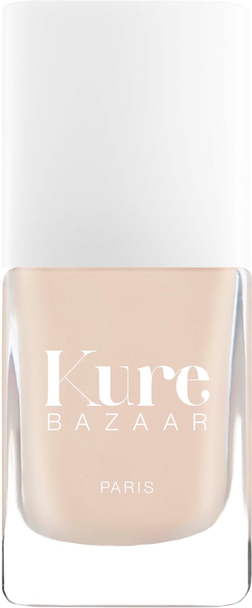 Een flesje Kure Bazaar nagellak met een witte dop en beige kleur. De merknaam staat op de voorkant.