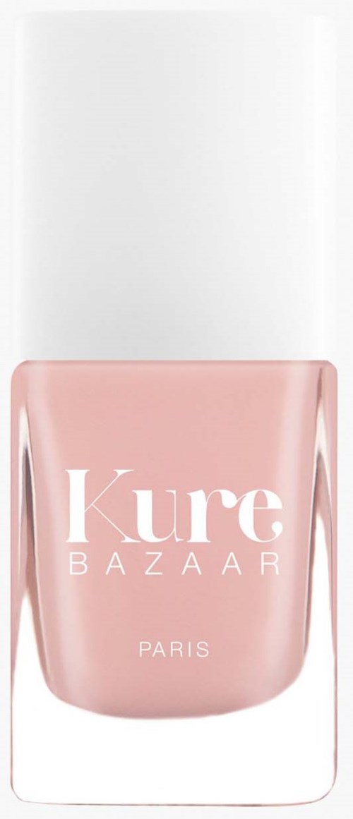 En lyserød neglelakflaske med hvid hætte og 'Kure Bazaar Paris' skrevet på.