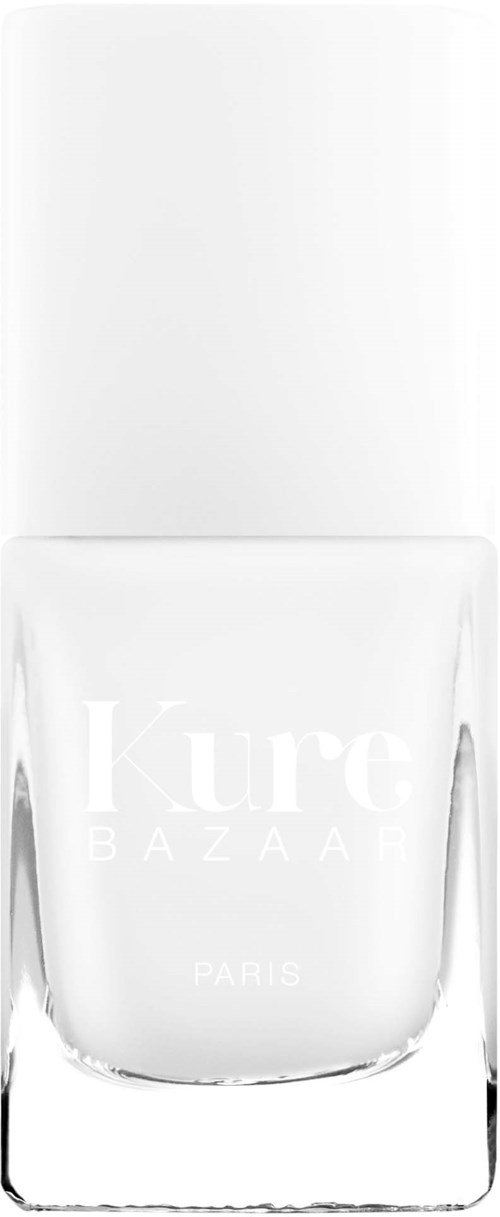 Ein klares Glas mit einem weißen, cremigen Getränk und den Worten "Kure BAZAAR PARIS".